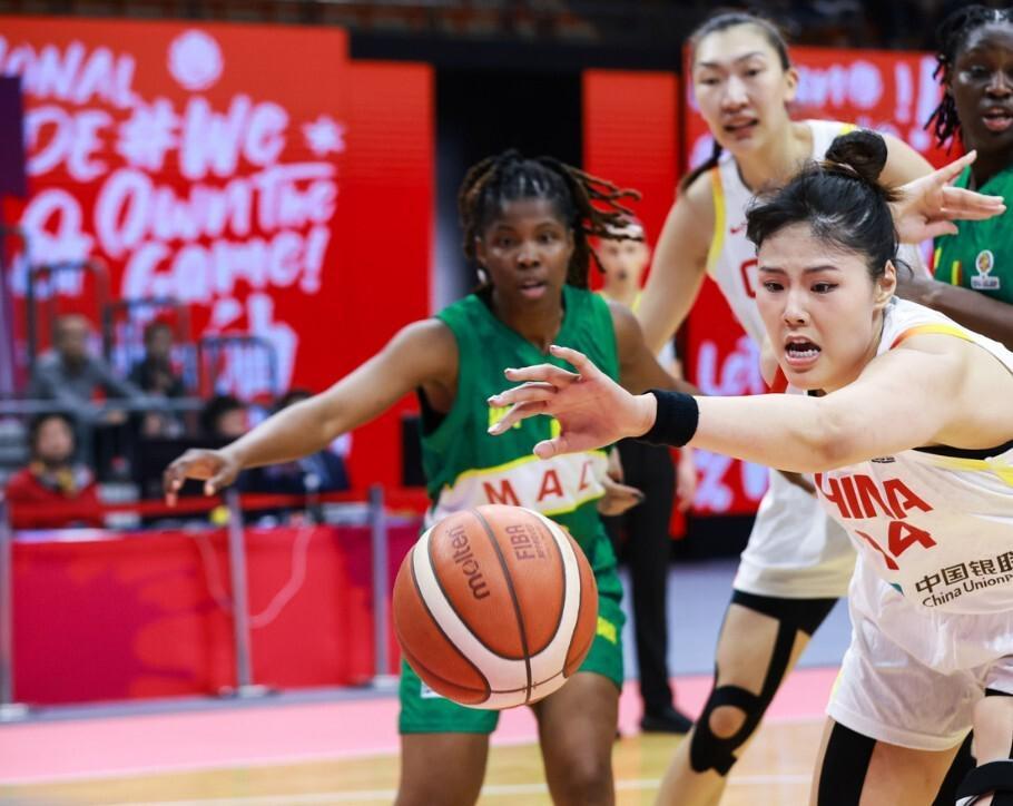 九游官网-世预赛开门红！李月汝21+11，三大中锋均上双，中国女篮81-68马里